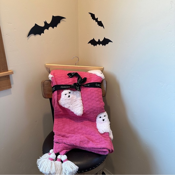 NEW Pink Ghost Throw Blanket 50” x 60” - Picture 8 of 8